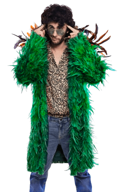 פרזנטור לבוש במעיל נוצות ירוק מניח ידיים על הרקה